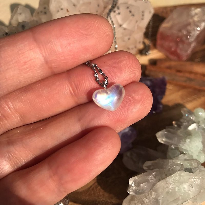 【Lost And Find】Natural  moonstone heart shaped necklace - สร้อยติดคอ - เครื่องเพชรพลอย สีน้ำเงิน