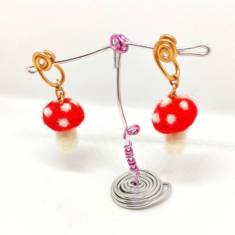 Mushroom wool felt aluminum wire Clip-On earrings - ต่างหู - ขนแกะ สีแดง