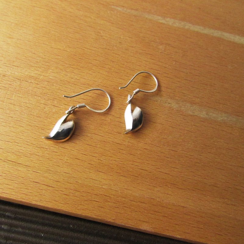 lotus leaf earring_荷葉耳環 | mittag 925銀 限量 設計師手作 - 耳環/耳夾 - 銀 銀色