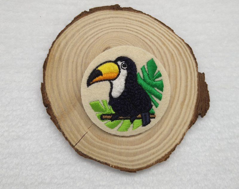 森林系列 大嘴鳥--立體刺繡 別針  放空大嘴鳥 婚禮小物 - 胸針 - 繡線 多色