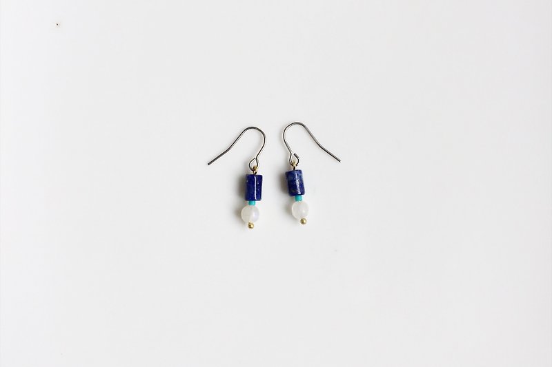 Second button natural lapis lazuli earrings - ต่างหู - เครื่องเพชรพลอย สีน้ำเงิน