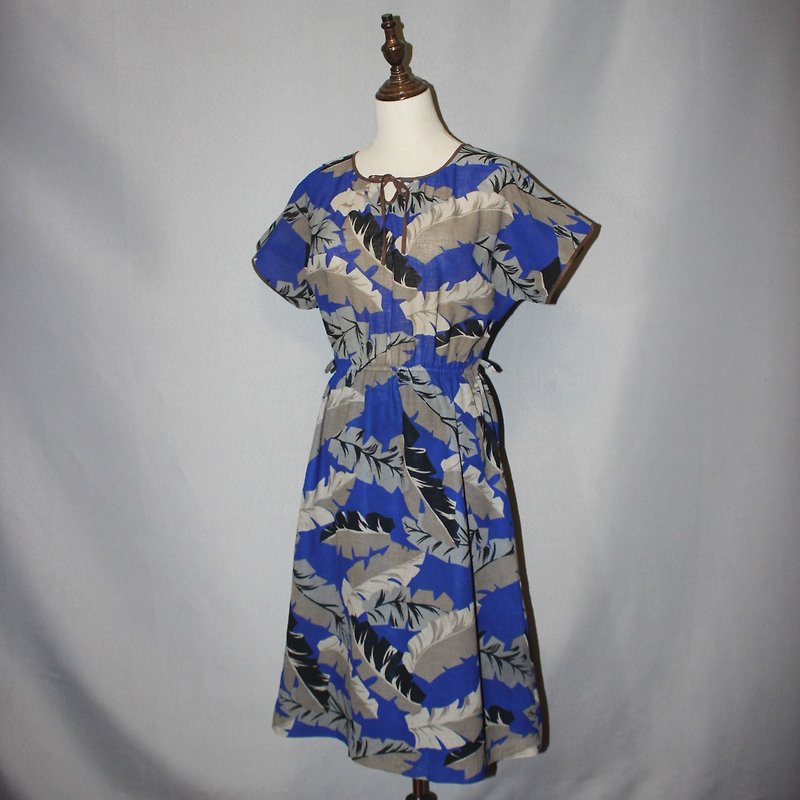 (Vintage Japanese-made vintage dress) blue leaf cloth flower short-sleeved dress F3579 - ชุดเดรส - ผ้าฝ้าย/ผ้าลินิน สีน้ำเงิน