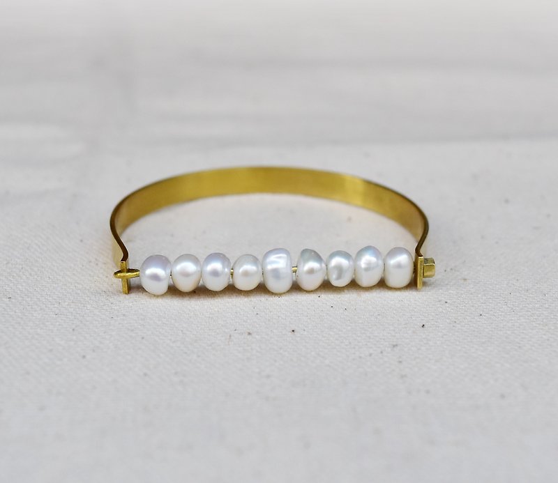 Turn the pearl brass bracelet - สร้อยข้อมือ - โลหะ สีเหลือง