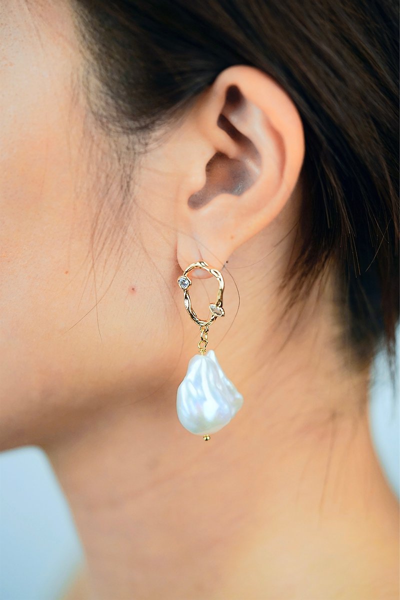 18K Gold Natural White Baroque Pearl Earrings │ Hypoallergenic 925 Silver Needle │ Niche Design Premium - ต่างหู - ไข่มุก 