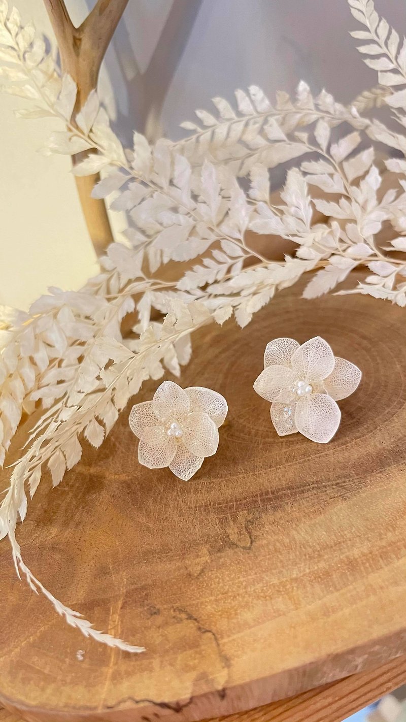 Romantic Everlasting Hydrangea | 2 Colors - Earrings & Clip-ons - Plants & Flowers White