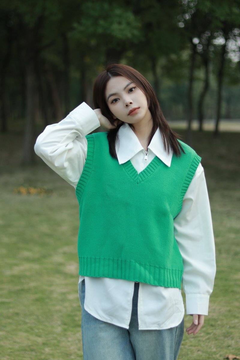 Green V-neck knitted vest layered vest - เสื้อผู้หญิง - ผ้าฝ้าย/ผ้าลินิน 