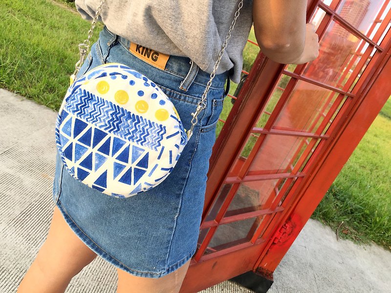 Blue and yellow printed small round chain bag - Messenger Bags & Sling Bags - Cotton & Hemp Blue