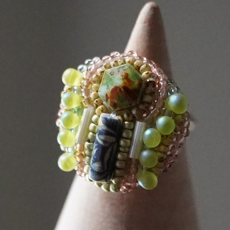 Chatty Ring 193 One Size Fits Most Beaded Embroidery Ring Green Oversized Ring for Scarves - แหวนทั่วไป - พลาสติก สีเขียว