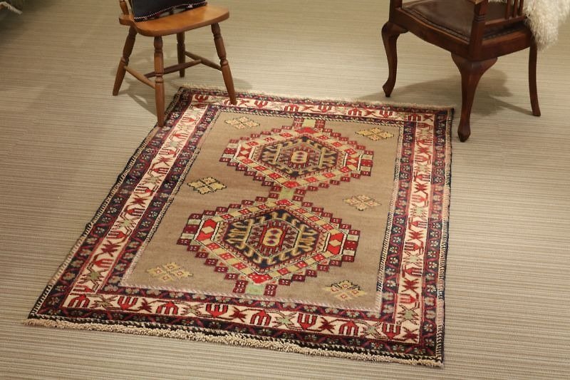 Handmade wool carpet traditional design rug 170 × 128cm - ผ้าห่ม - วัสดุอื่นๆ สีกากี