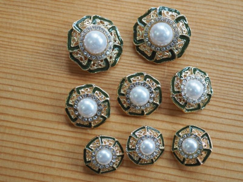 46019 Limited quantity Back hole 24mm 2 pearl metal buttons Green - อื่นๆ - วัสดุอื่นๆ สีเขียว