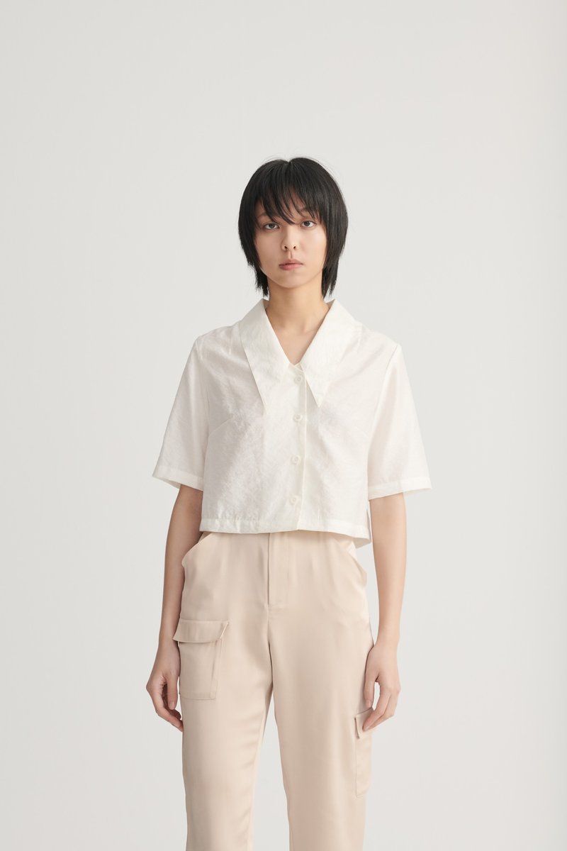 Shan Yong 米色切爾西領型短版襯衫 - 女裝恤衫 - 棉．麻 