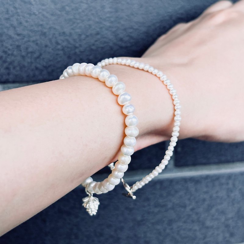 Intellectual and sexy sterling silver pinecone pearl bracelet - สร้อยข้อมือ - ไข่มุก ขาว