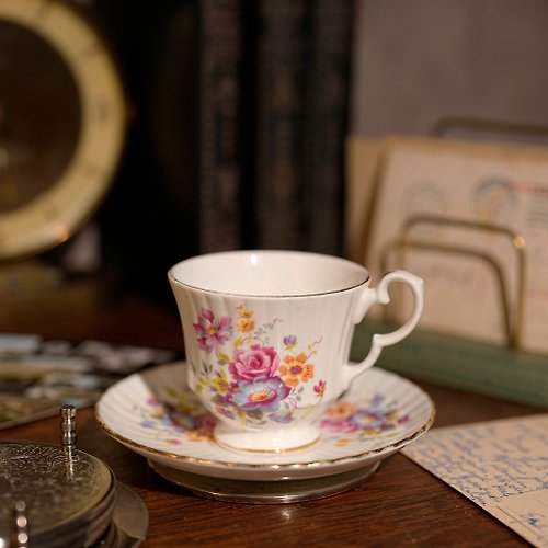 L&R 古董與珍奇老件 英國Royal Windsor彩繪花朵手工描金細骨瓷茶杯/咖啡杯組