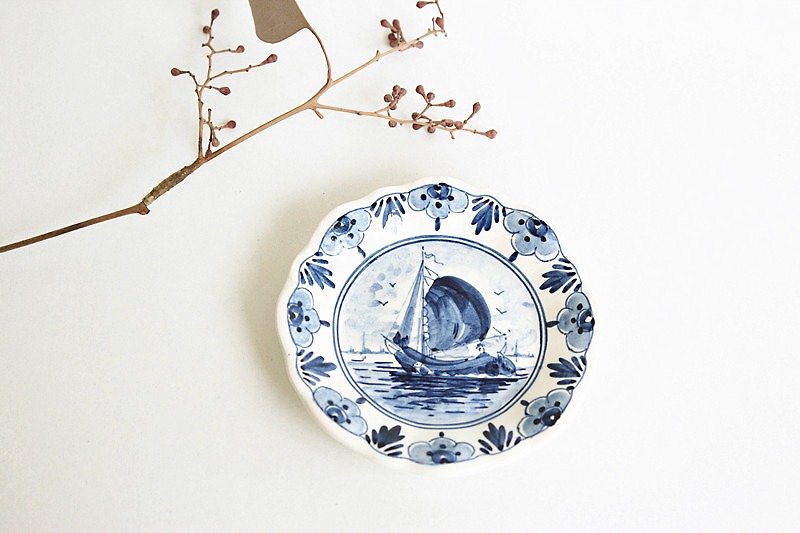 【Good day fetus】 Dutch VINTAGE sailboat hand-painted ceramic small hanging plate - จานเล็ก - ดินเผา สีน้ำเงิน