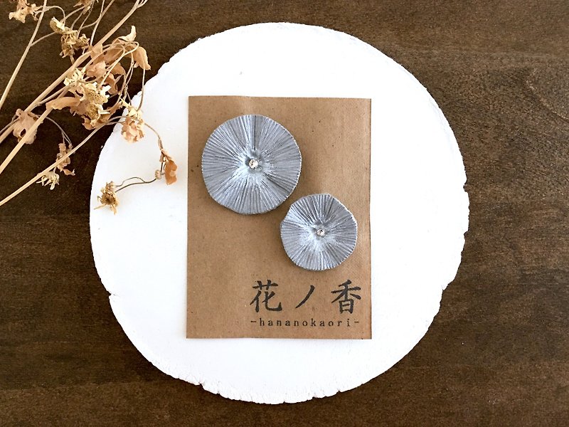 Brooch: flower (circle · Silver color) 【2 brooches set】 - Brooches - Cotton & Hemp Silver