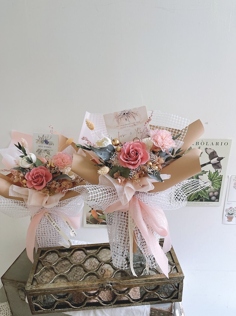 母の日の花束 - エバーラスティング カーネーション ローズ クラシック ローズ カラー - ドライフラワー・ブーケ - 寄せ植え・花 ピンク