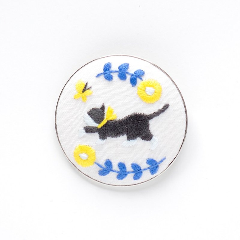 Cat and Butterfly - Embroidery Brooch Kit - Knitting, Embroidery, Felted Wool & Sewing - Thread 