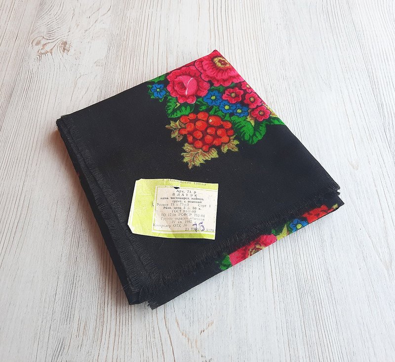 Black floral vintage Russian wool shawl - Soviet babushka headscarf 1987 - อื่นๆ - ขนแกะ สีดำ