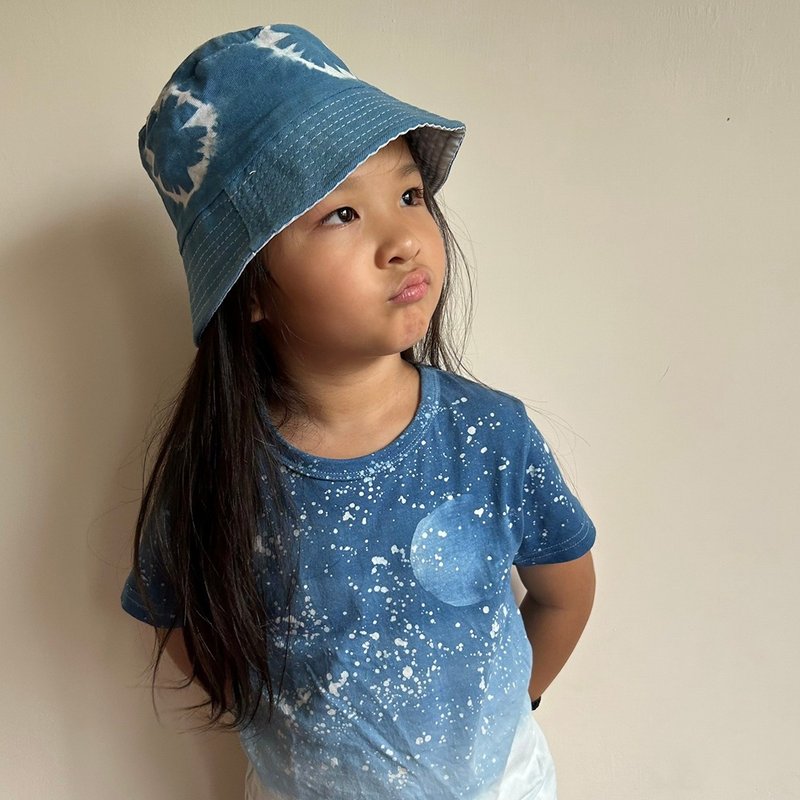 Ichikawa wood indigo-dyed woven cotton indigo-dyed children's top with star blue gradient - เสื้อยืด - ผ้าฝ้าย/ผ้าลินิน สีน้ำเงิน