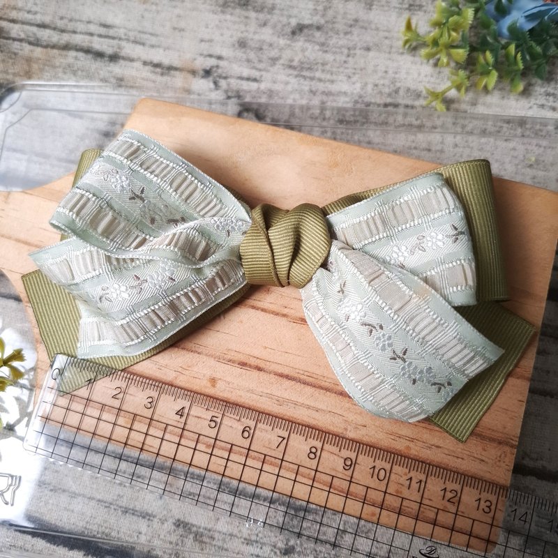 Bow Bounce Clip - Embroidered Green Ribbon - เครื่องประดับผม - ไฟเบอร์อื่นๆ 