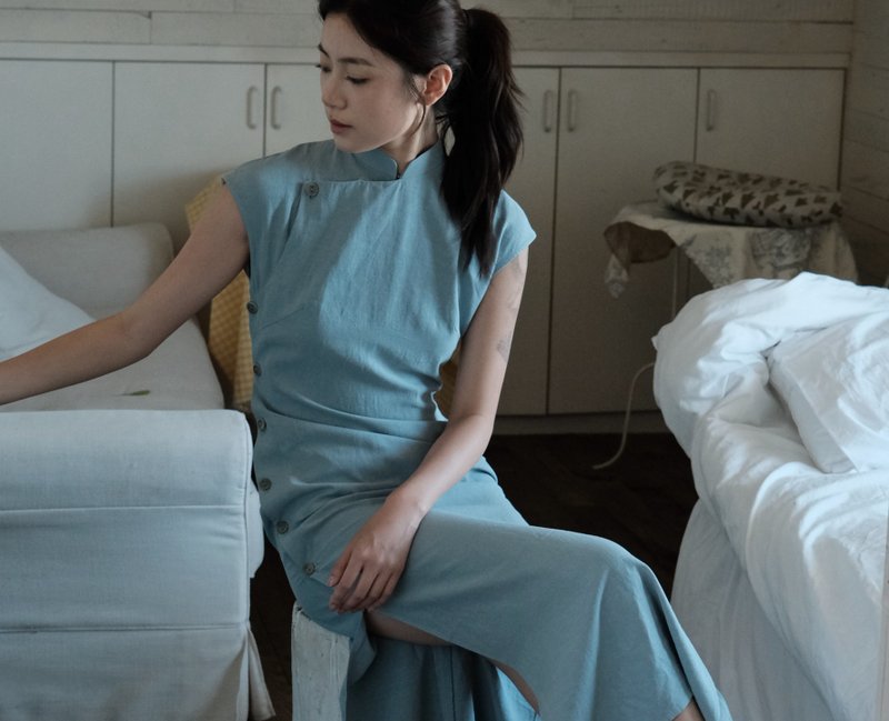 [Hú] Neo-Chinese Retro Chinese Style Misty Blue 30s Drape Cheongsam - กี่เพ้า - วัสดุอื่นๆ สีน้ำเงิน