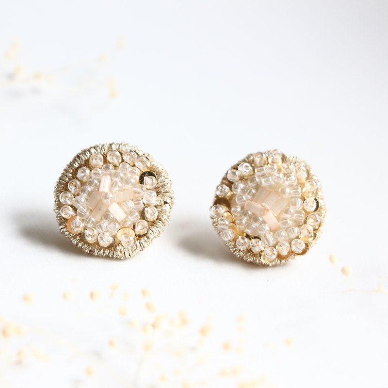Beaded embroidery earrings of sparkling gold -14 kgf - ต่างหู - พลาสติก สีทอง