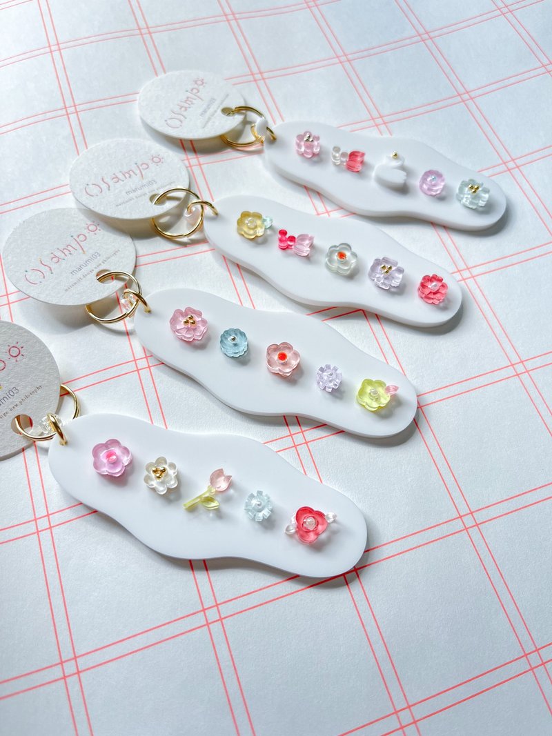 Take a walk keychain: blossoms flower - 鑰匙圈/鑰匙包 - 壓克力 