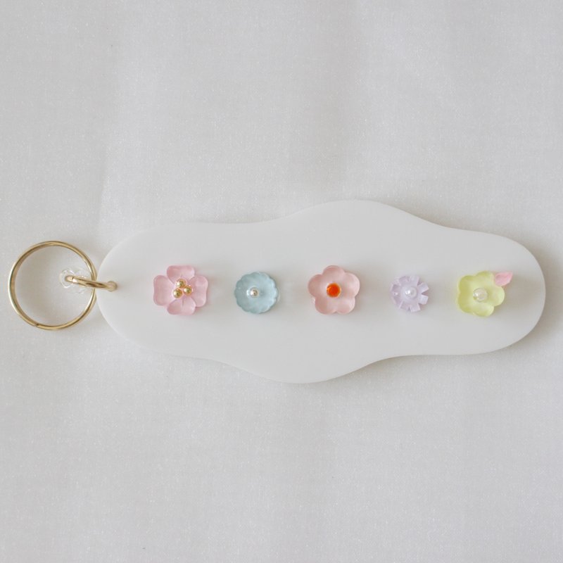 Take a walk keychain: blossoms flower - 鑰匙圈/鑰匙包 - 壓克力 