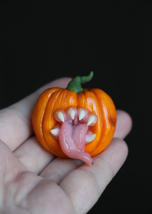 KhvedchinaClayArt Pumpkin Brooch. Toothy pumpkin.
