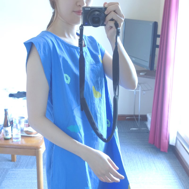 最後一件 / 煙圈、雲朵、樹葉精神藍色接袖後開衩手工絹印洋裝 - 洋裝/連身裙 - 棉．麻 藍色