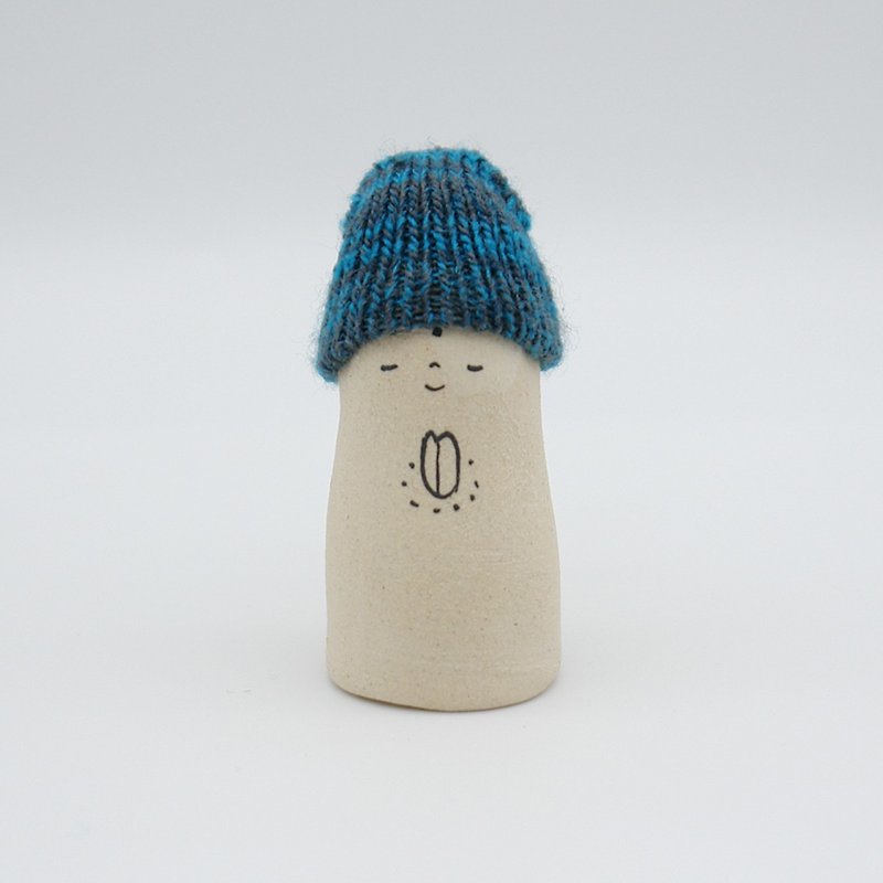 Handmade ceramic doll Jizo wearing a knitted hat, size S - ของวางตกแต่ง - ดินเผา สีกากี