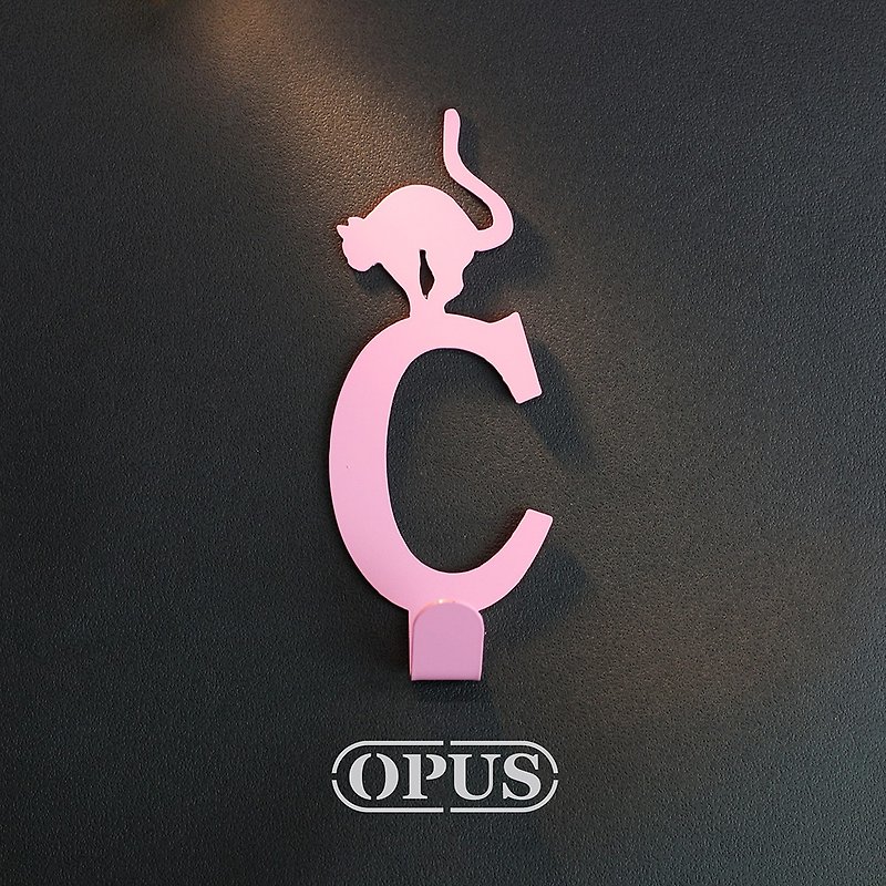 【OPUS Dongqi Metalworking】When a Cat Meets the Letter C - Hanging Hook (Pink)/Wall Decoration Hook - ของวางตกแต่ง - โลหะ สึชมพู