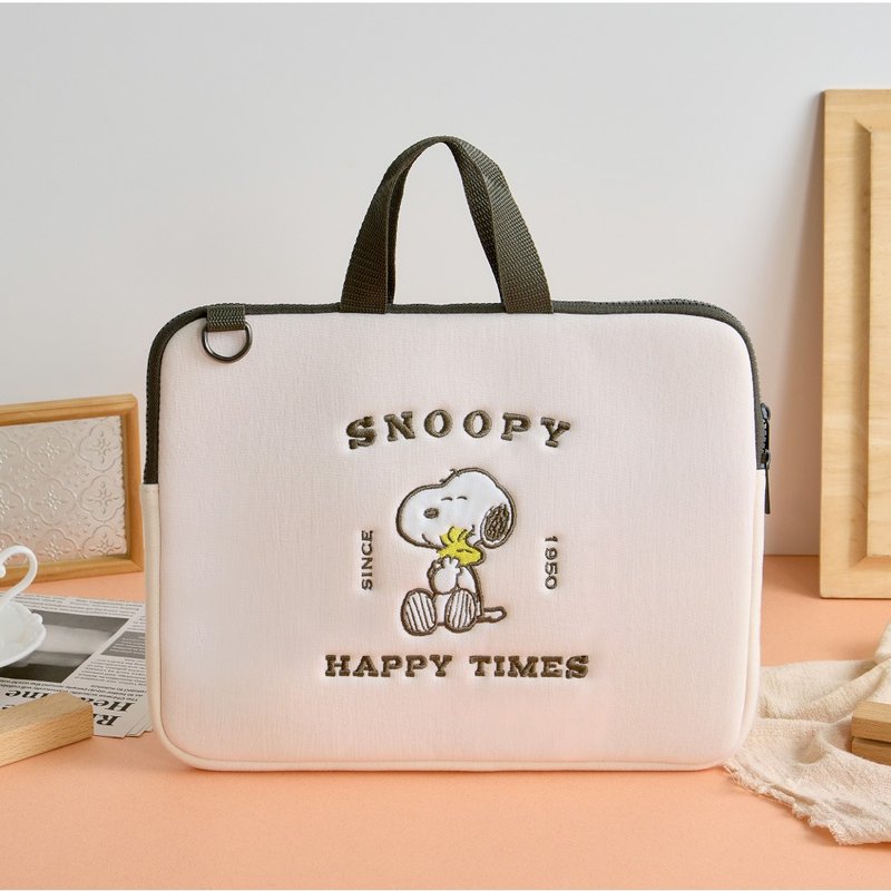 SNOOPY Snoopy Hug Tightly Embroidered Shoulder/Laptop Bag - อุปกรณ์เสริมคอมพิวเตอร์ - เส้นใยสังเคราะห์ หลากหลายสี