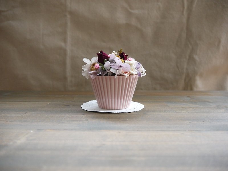 【想吃一口的杯子蛋糕】不凋繡球花X乾燥花 陶瓷粉色杯子蛋糕桌花 - 植物/盆栽/盆景 - 植物．花 粉紅色