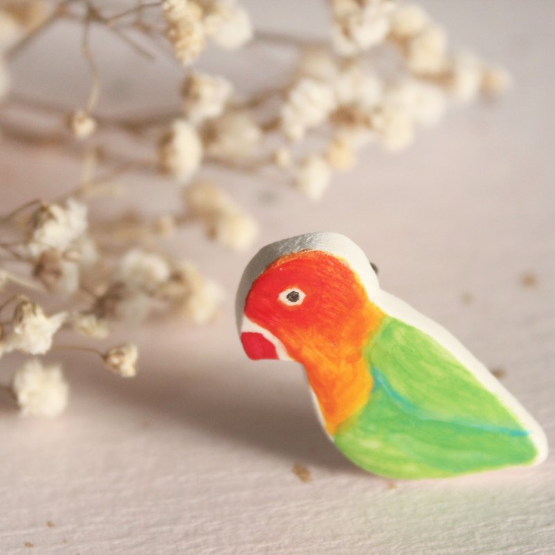 Handmade hand painted peony parrot brooch - เข็มกลัด - ดินเหนียว สึชมพู