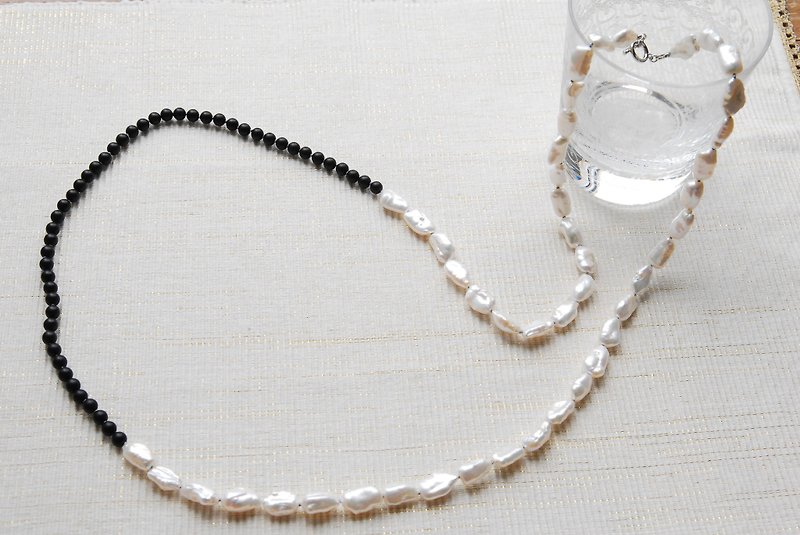 Long necklace with plump pearl and onyx - สร้อยคอยาว - ไข่มุก ขาว
