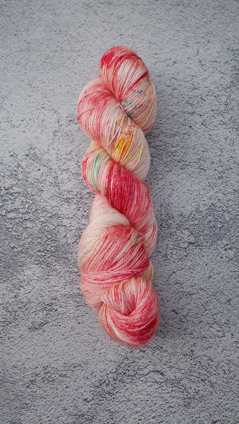 手染蕾絲線。紅色碎花裙 (55 BFL/45 Silk) - 編織/刺繡/羊毛氈/縫紉 - 絲．絹 