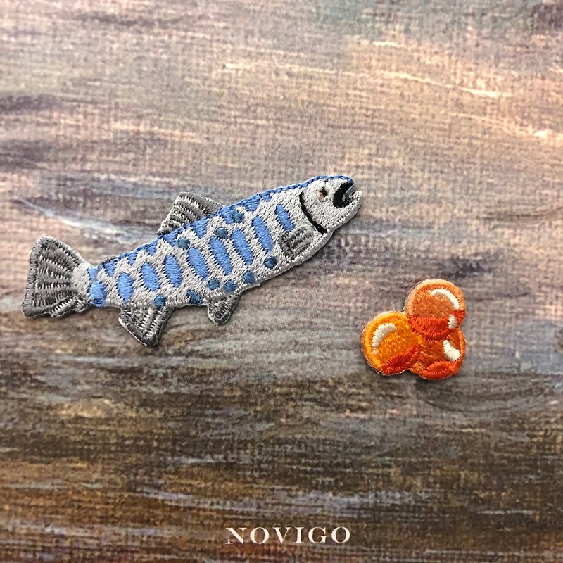 Novigo Taiwan Animal Pressing Embroidery / Sakura Salmon - เข็มกลัด/พิน - งานปัก 
