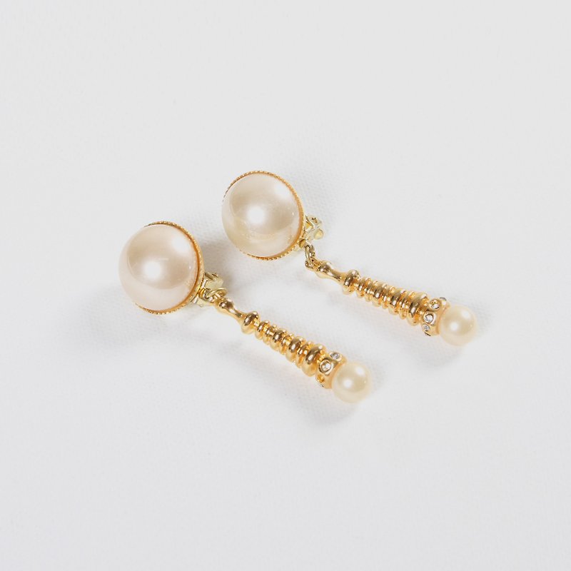 【蛋植物古着】珍珠甜筒長型復古夾式古董耳環 - 耳環/耳夾 - 聚酯纖維 金色
