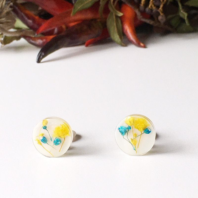 Stud earrings contained Yellow and Blue Babys breath (15mm) - 耳環/耳夾 - 其他材質 白色