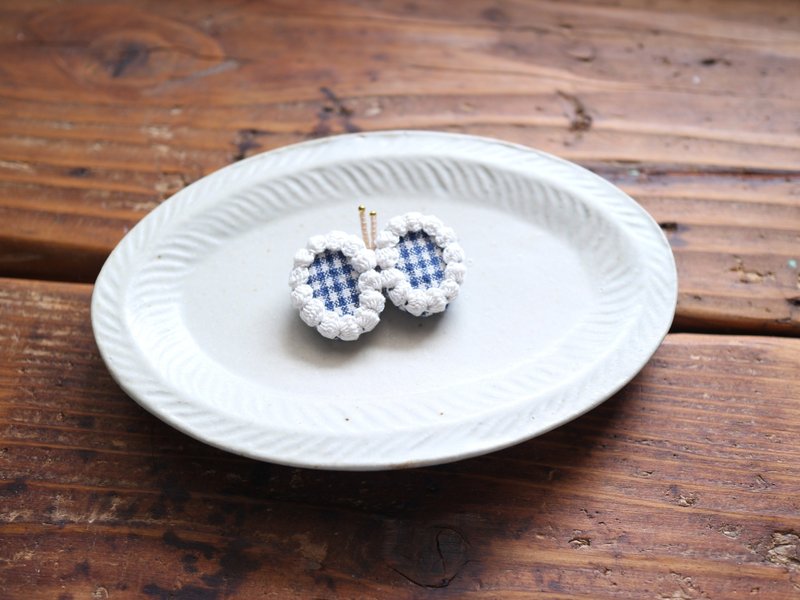 CREAM butterfly brooch mini gingham check navy - เข็มกลัด - ผ้าฝ้าย/ผ้าลินิน สีน้ำเงิน