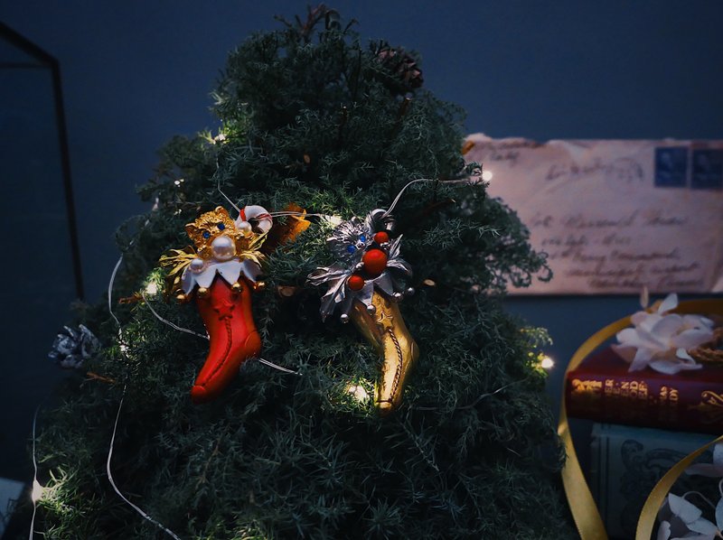 ART 聖誕襪裝貓咪胸針—美國古董首飾 Vintage Jewelry - 胸針 - 其他材質 