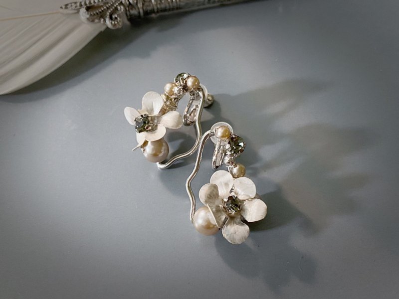 White lovers hand-dyed Bronze pearl earrings/ear pins/ Clip-On ancient Silver white - ต่างหู - วัสดุอื่นๆ 