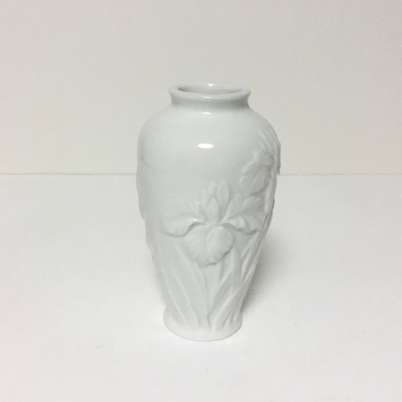 Iris relief porcelain vase - เซรามิก - เครื่องลายคราม ขาว