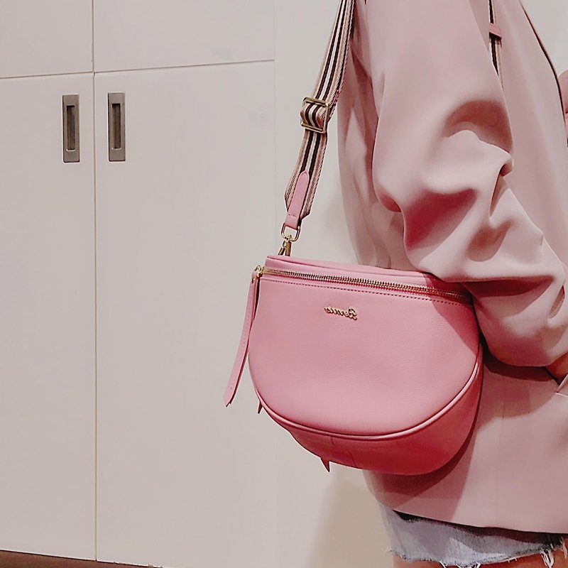 Oblique back palm pattern cowhide | Contrasting color strap half-moon chest bag-cherry pink - กระเป๋าแมสเซนเจอร์ - หนังแท้ สึชมพู