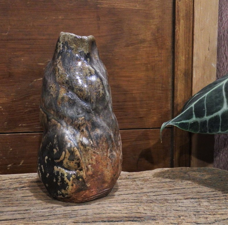 Wood-fired Shino glaze hand-pinned flower vessel/vase - Pottery & Ceramics - Pottery Gold