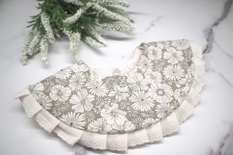 White flower on beige bib with lace - ผ้ากันเปื้อน - ผ้าฝ้าย/ผ้าลินิน สีกากี