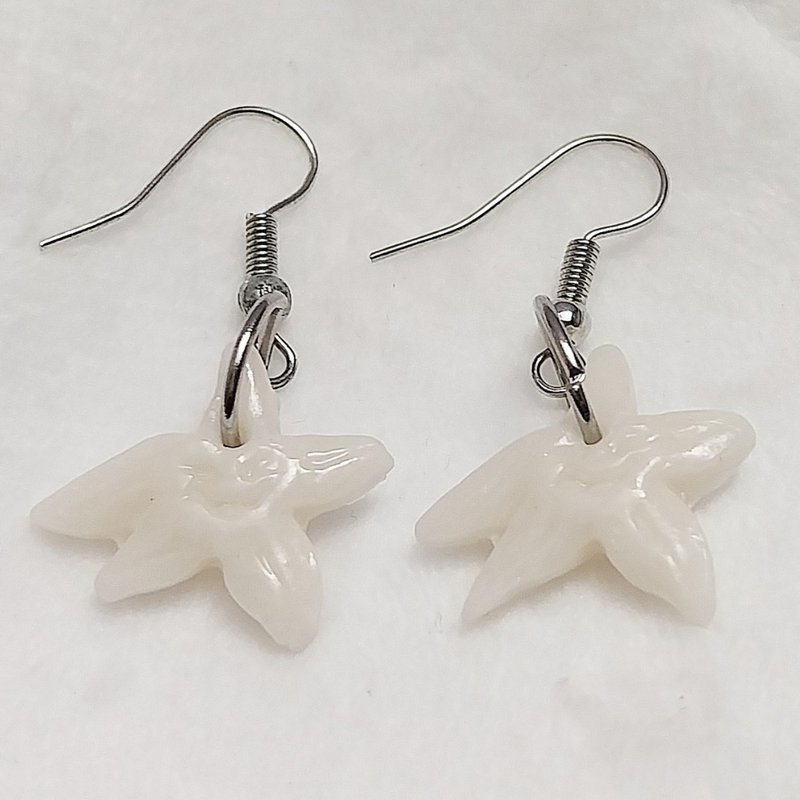 Starfish White Color Earring Handmade Air Dry Clay Eco Friendly Stainless Hook - 耳環/耳夾/耳骨夾 - 黏土 白色