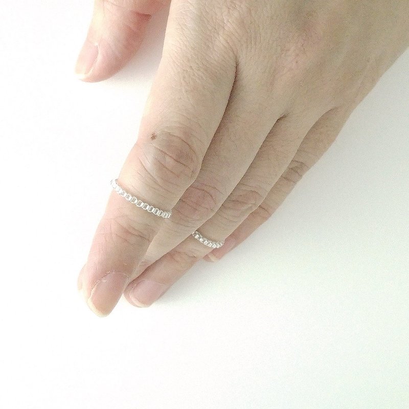 Silver Whisper Ring, Stackable Ring, Silver Ring, Silver Beaded Ring, Minimalist, Modern, Trendy, Urban, Romantic - 戒指 - 玻璃 銀色