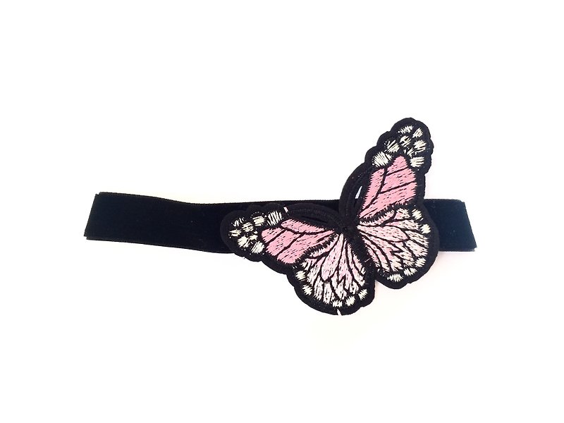"Light Pink Electric Embroidered Butterfly Necklace" - สร้อยคอ - หนังแท้ สึชมพู